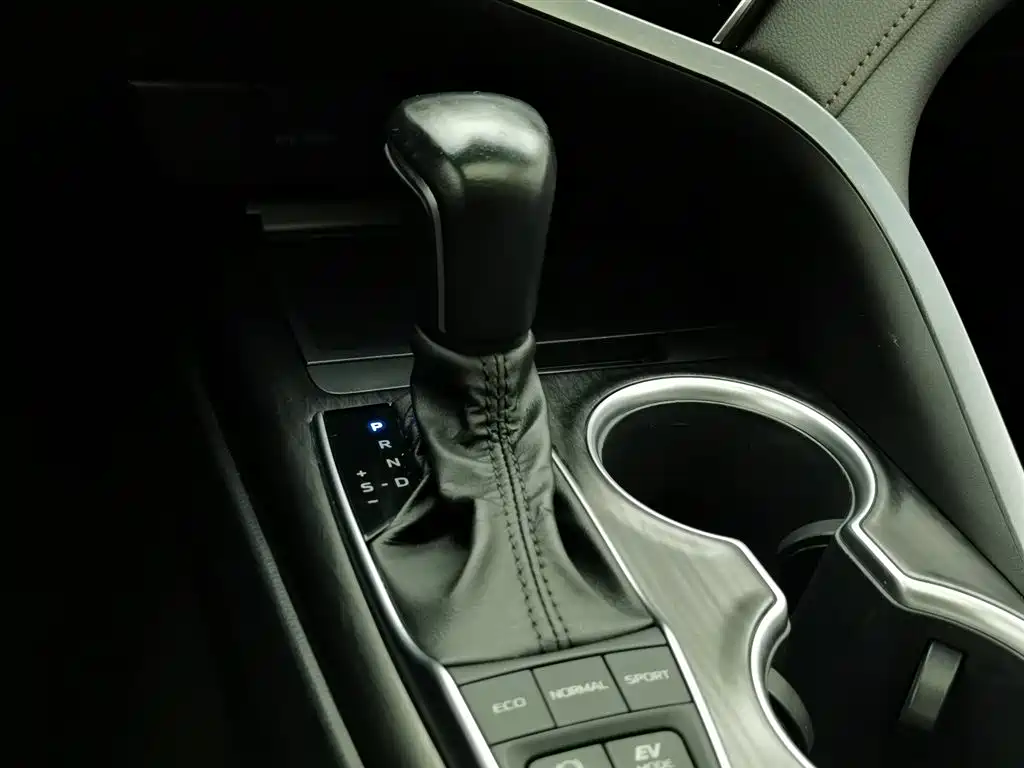 Toyota Camry 2021 — фото 13