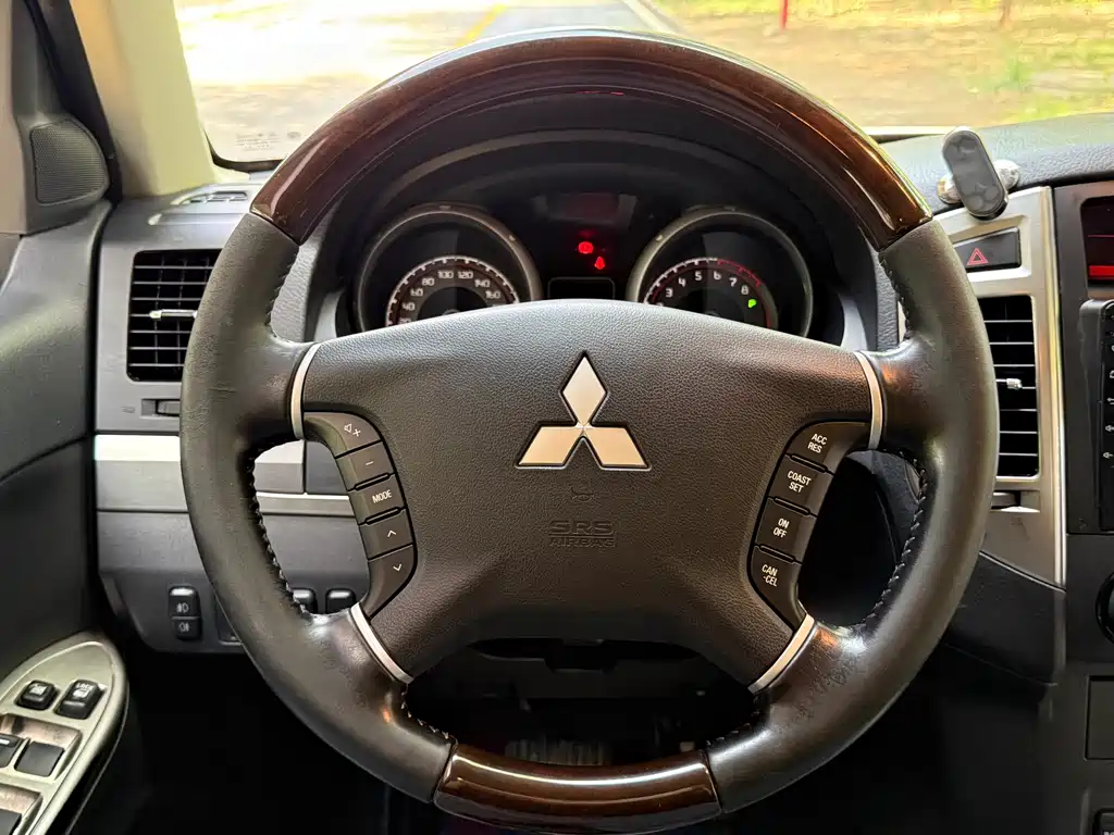 Mitsubishi Pajero 2016 — фото 16