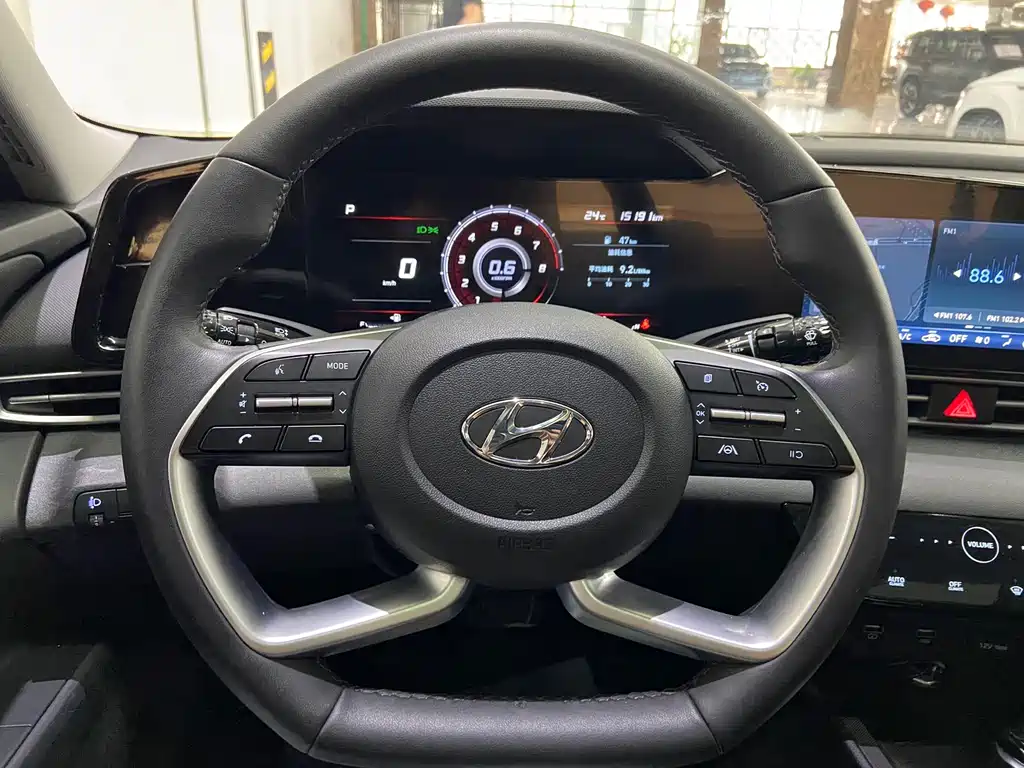 Hyundai Elantra 2023 — фото 20