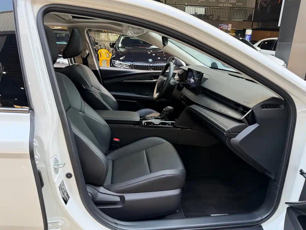 Toyota Camry 2025 — фото 13