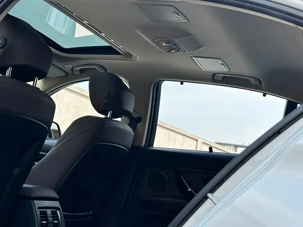 BMW 3 Series 2019 — фото 15