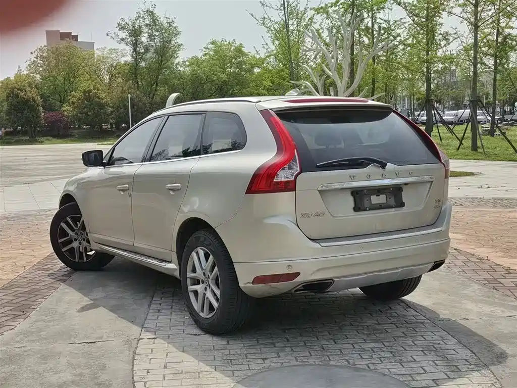 Volvo XC60 2016 — фото 22