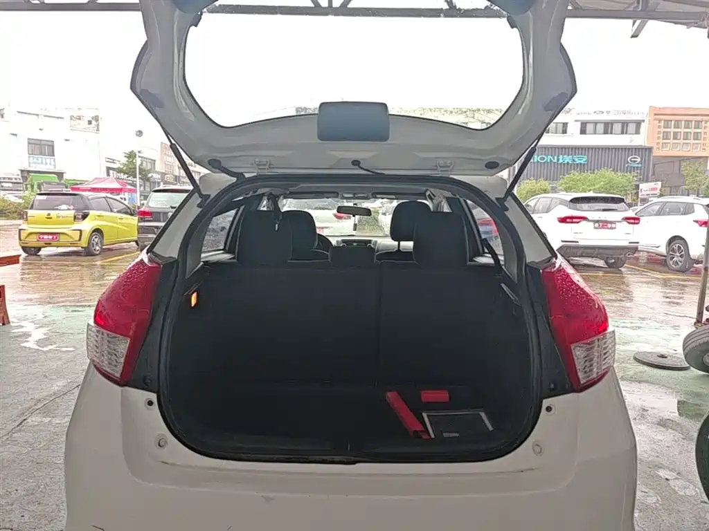 Toyota Yaris L 2015 — фото 19