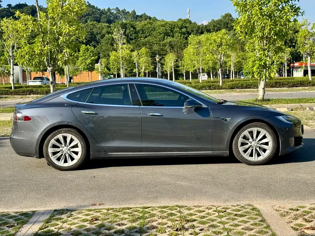 Tesla Model S 2017 — фото 19