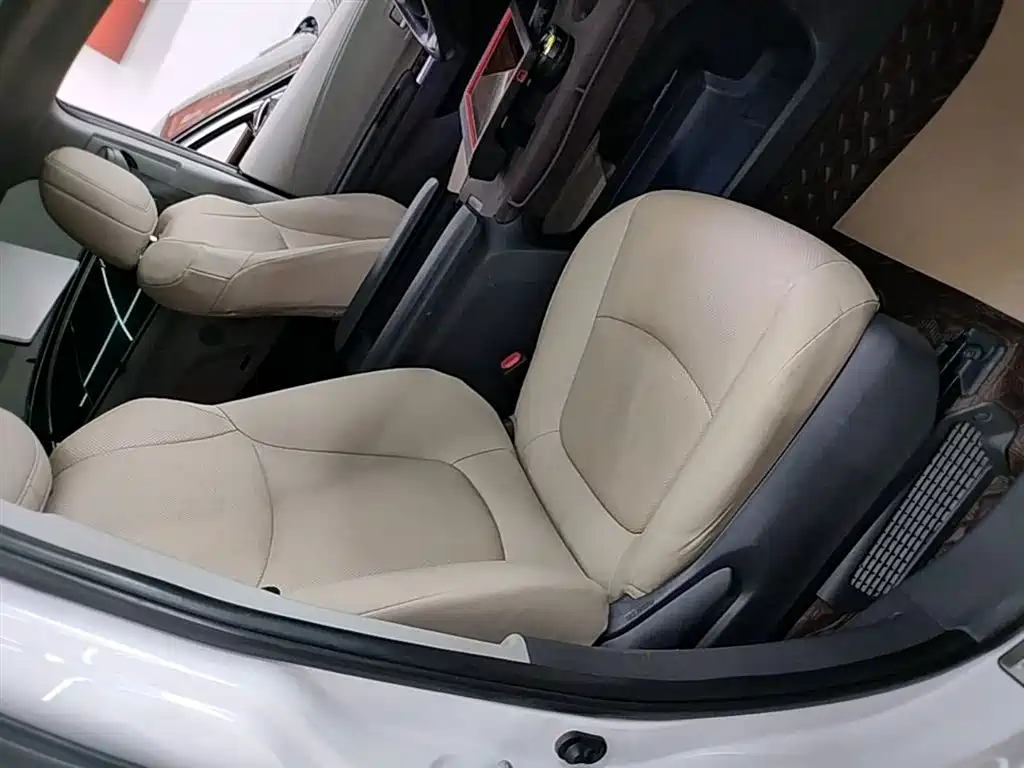 Toyota Sienna 2023 — фото 25