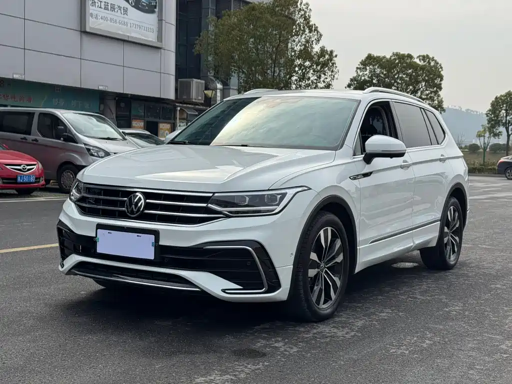 Volkswagen Tiguan L 2023 — фото 1