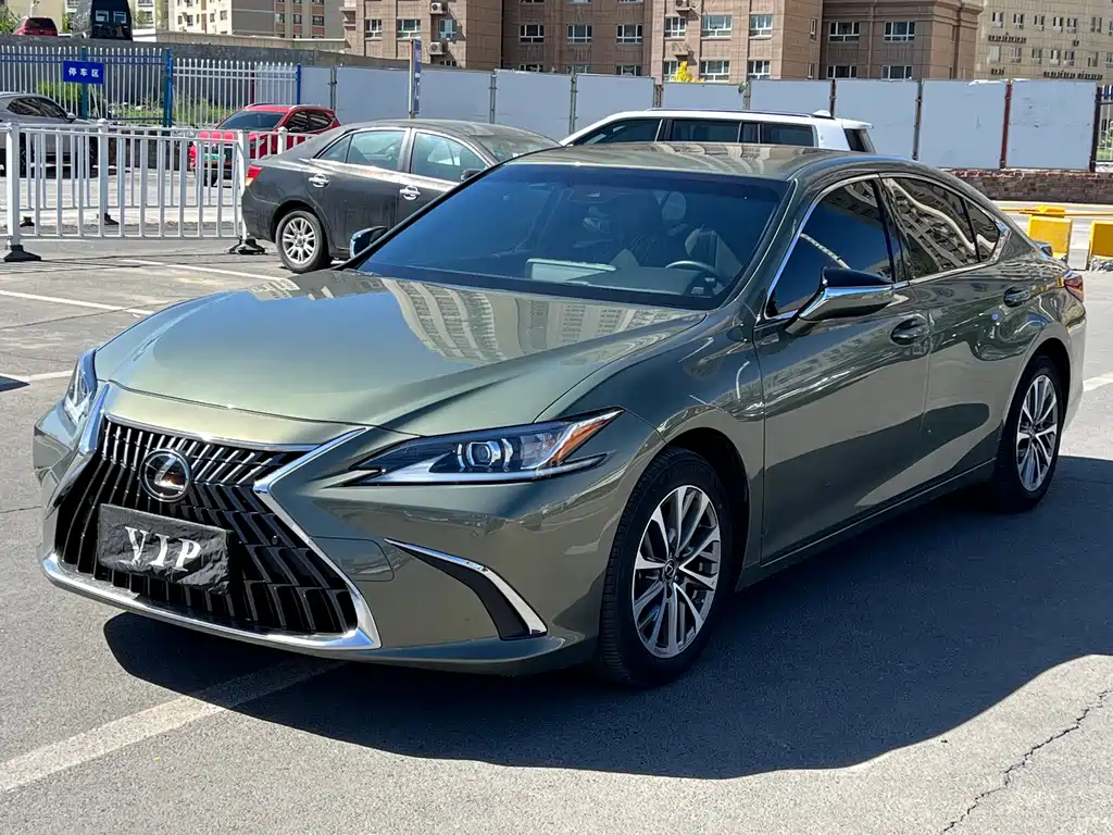 Lexus ES 2023 — фото 1