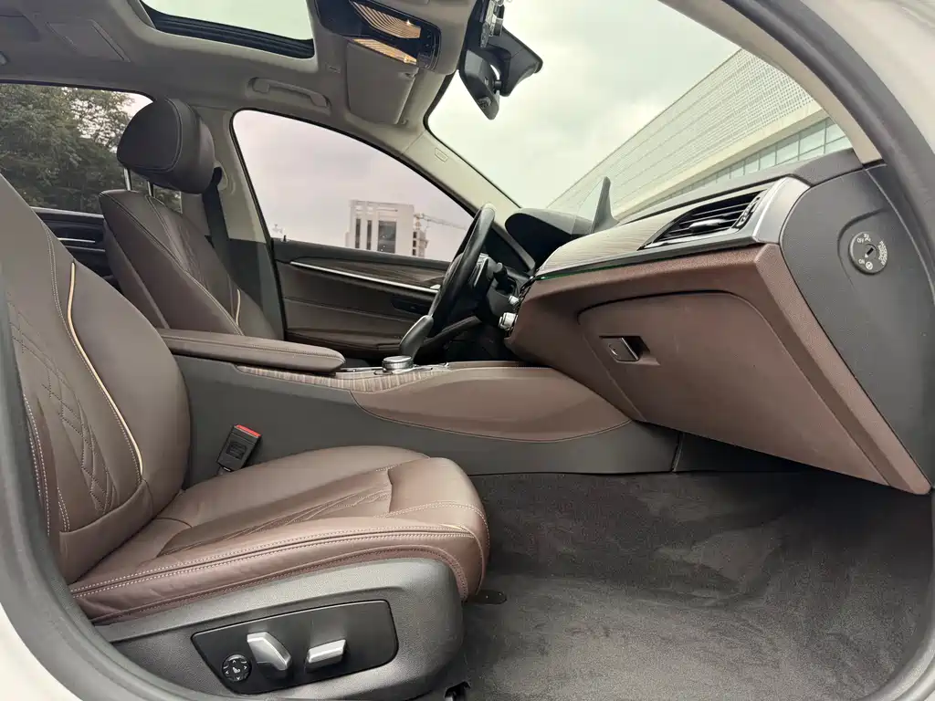 BMW 5 Series 2018 — фото 22