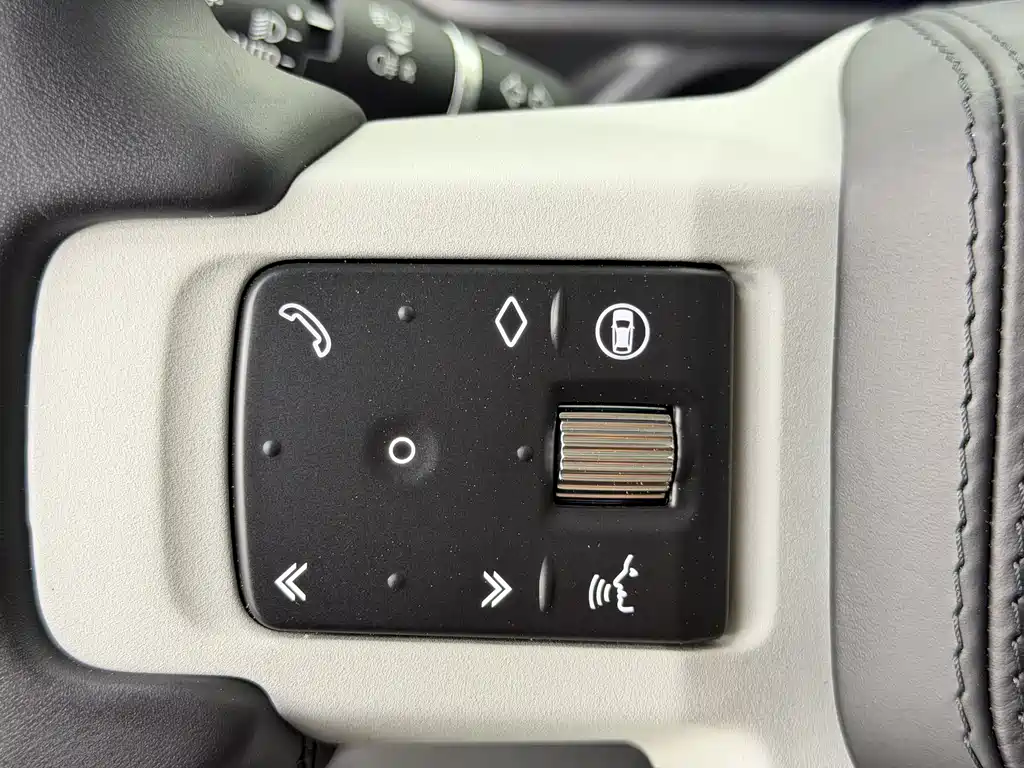 Land Rover Defender 2024 — фото 18