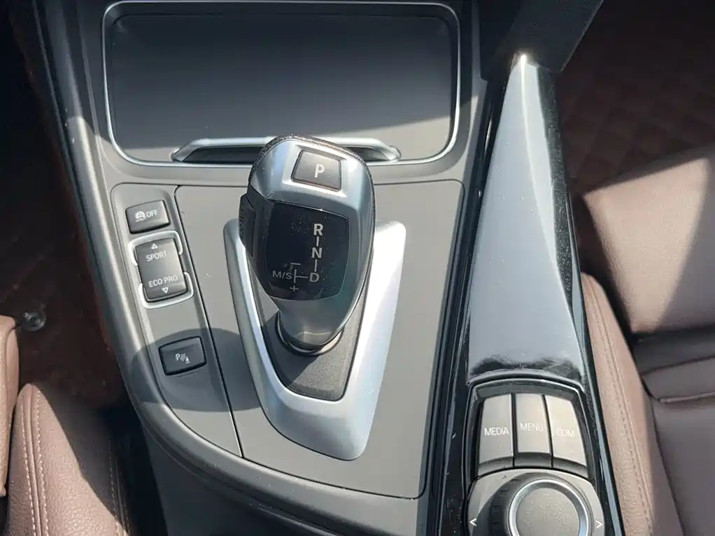 BMW 3 Series 2017 — фото 11
