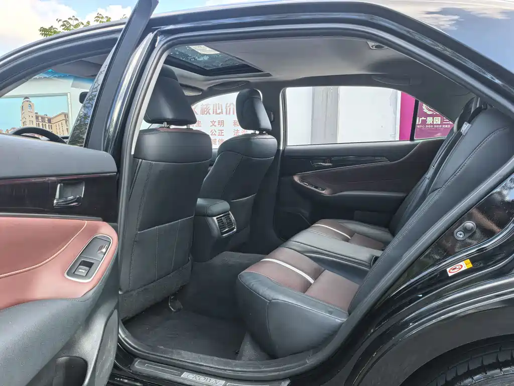 Toyota Crown 2017 — фото 10