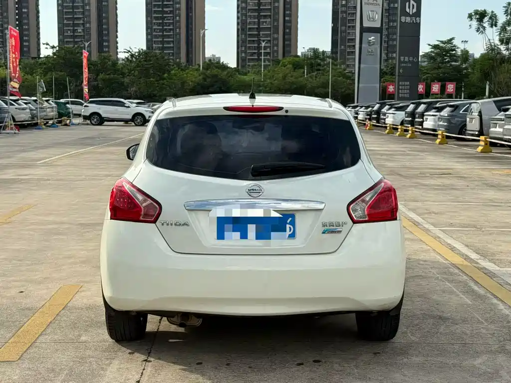 Nissan Tiida 2015 — фото 5