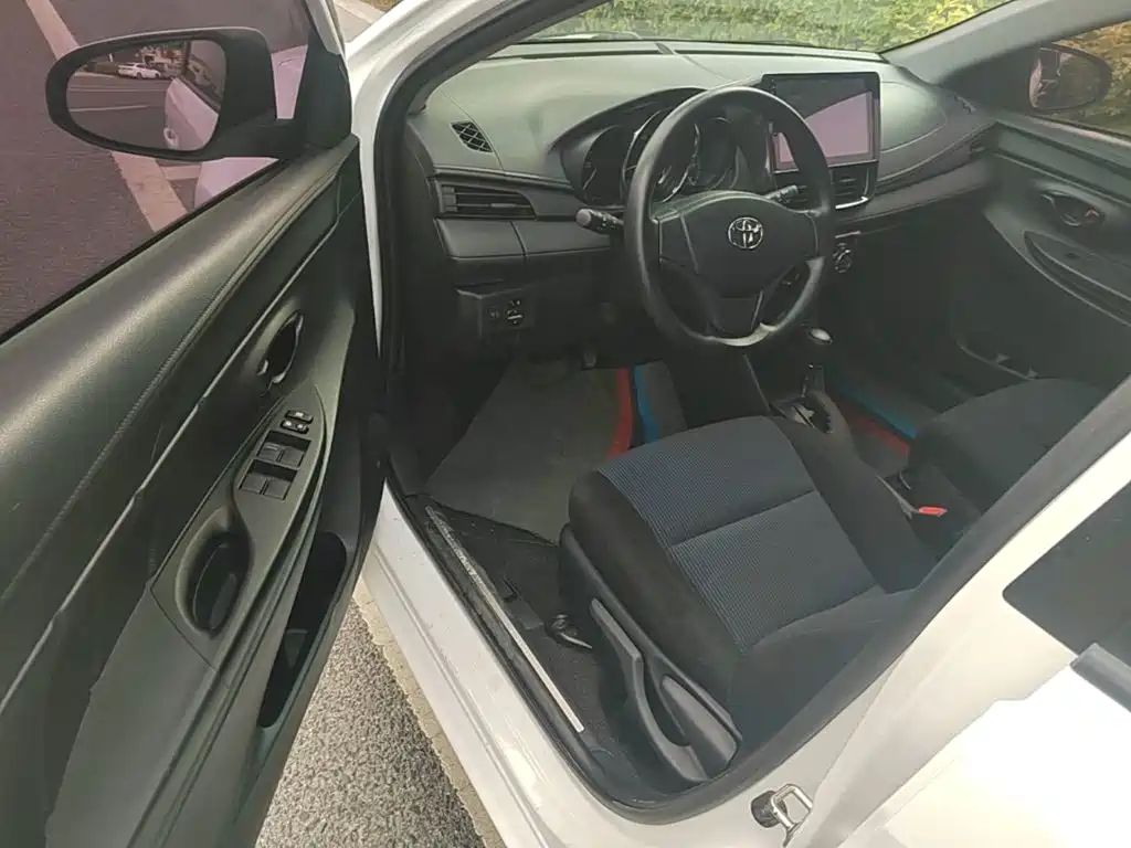 Toyota Yaris L 2017 — фото 16