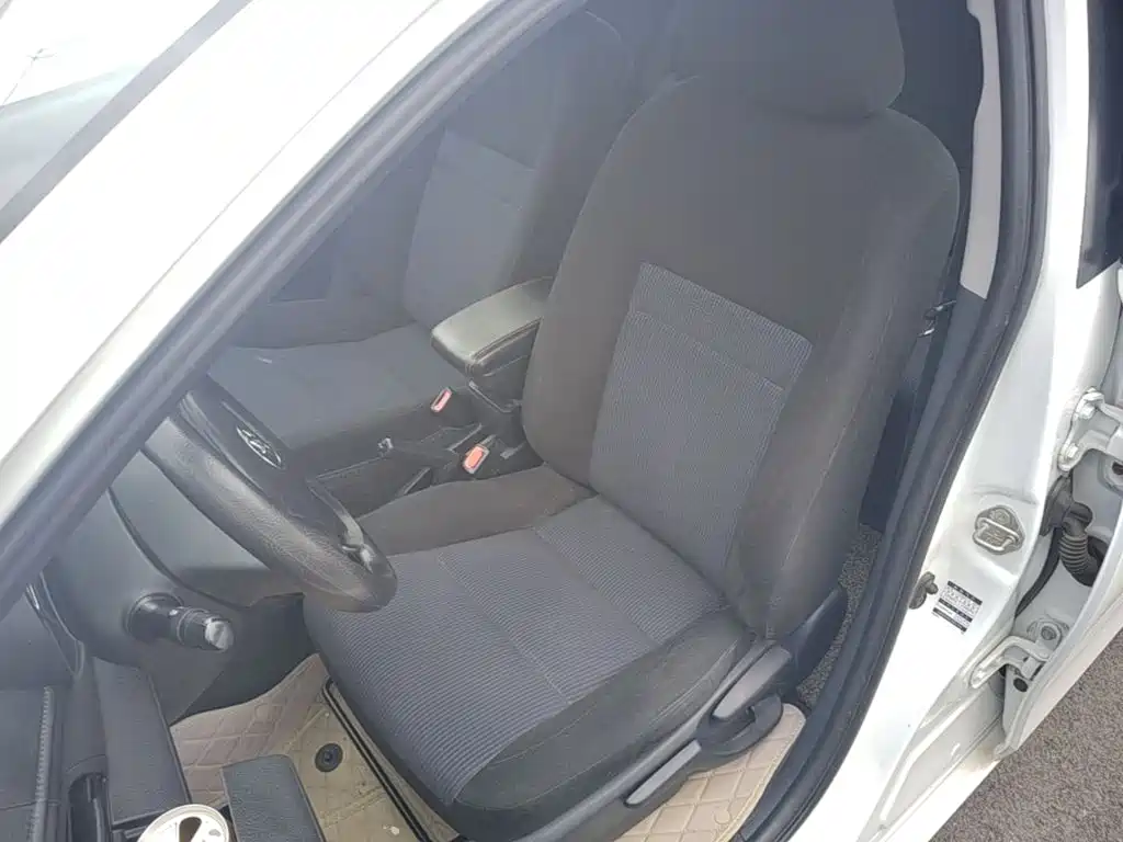 Toyota Yaris L 2017 — фото 15