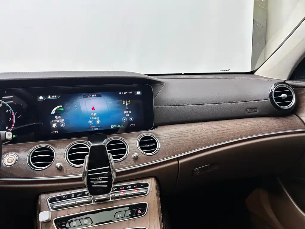 Mercedes-Benz E-Class 2023 — фото 16