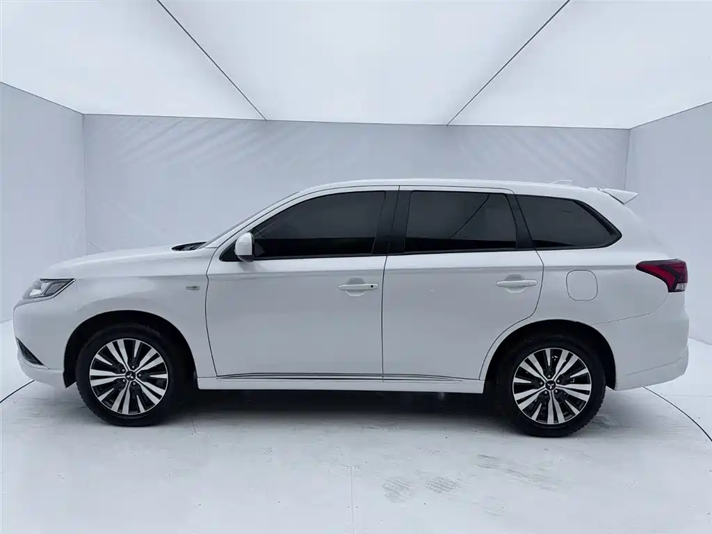 Mitsubishi Outlander 2022 — фото 4