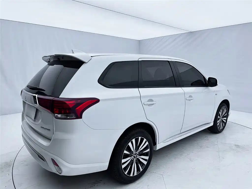 Mitsubishi Outlander 2022 — фото 7