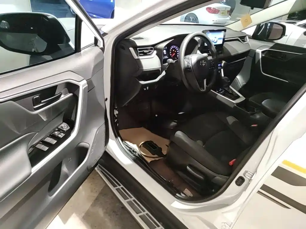 Toyota RAV4 2025 — фото 12