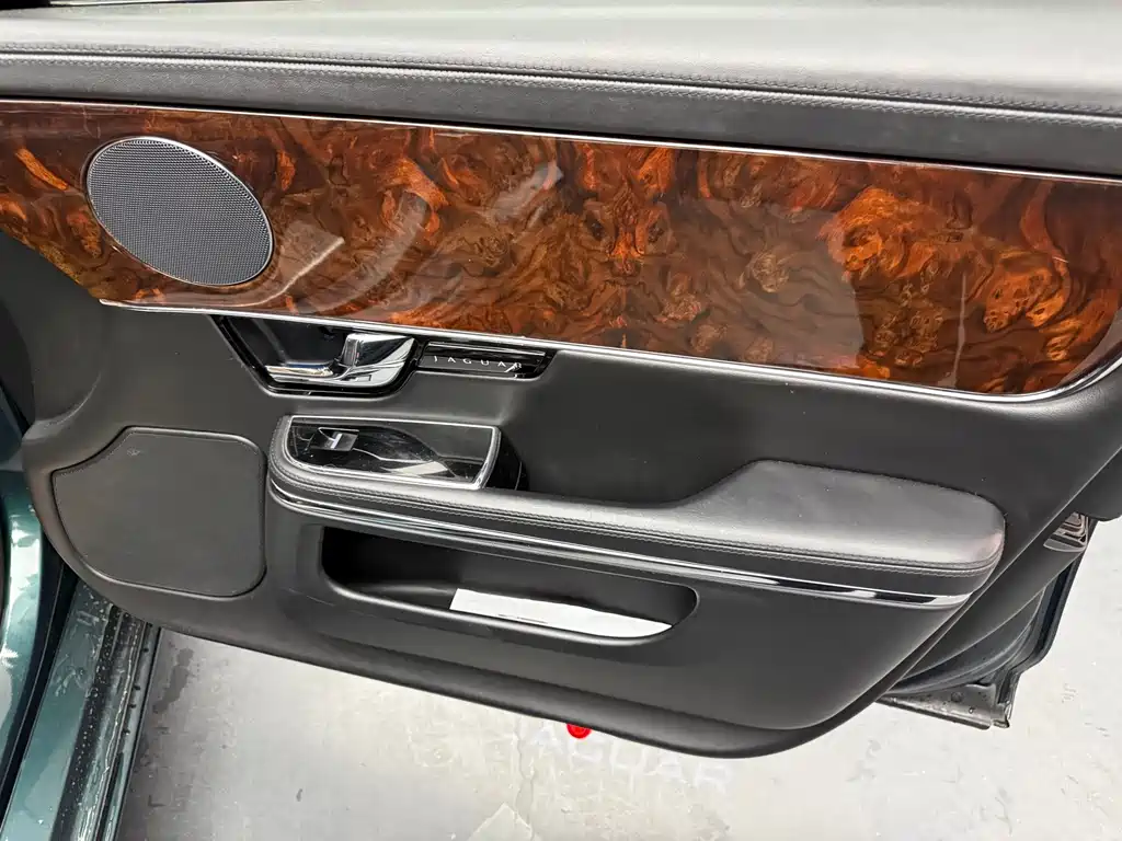 Jaguar XJ 2012 — фото 17