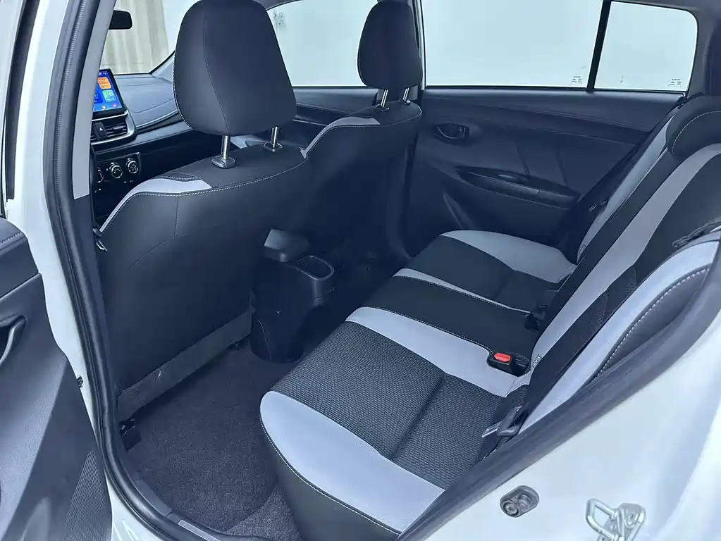 Toyota Yaris L 2023 — фото 10