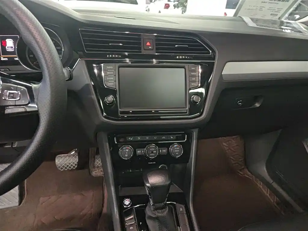 Volkswagen Tiguan L 2017 — фото 13