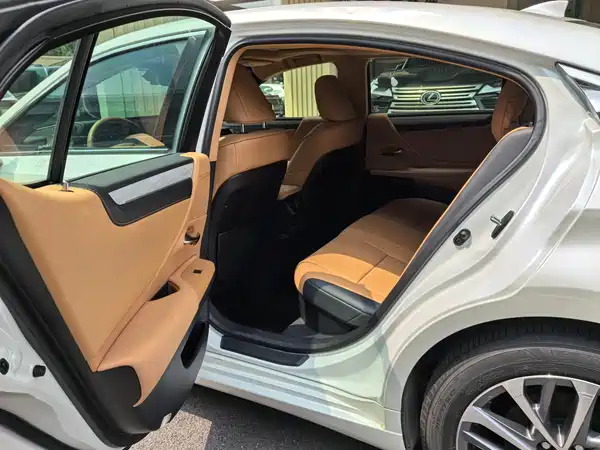 Lexus ES 2025
