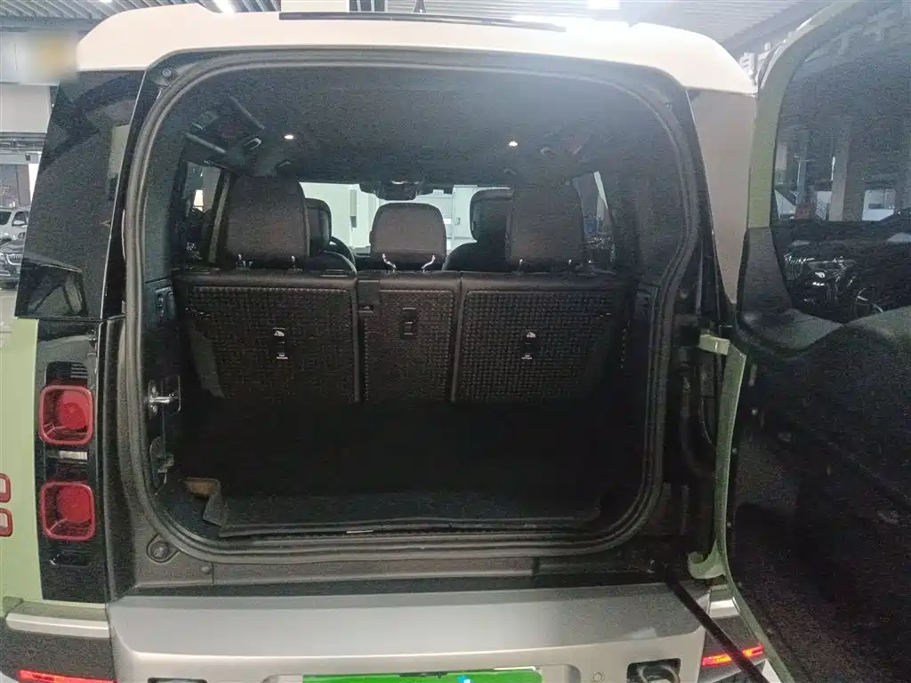 Land Rover Defender 2023 — фото 19