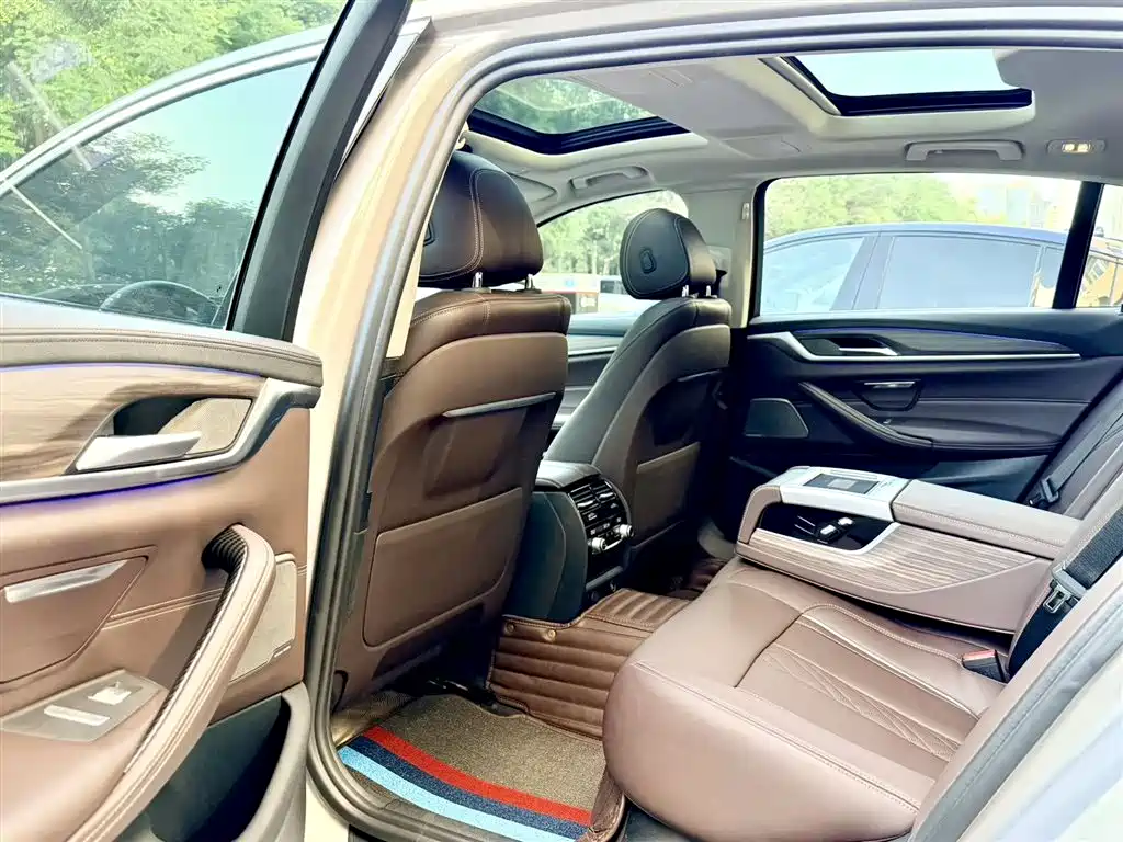 BMW 5 Series 2019 — фото 10