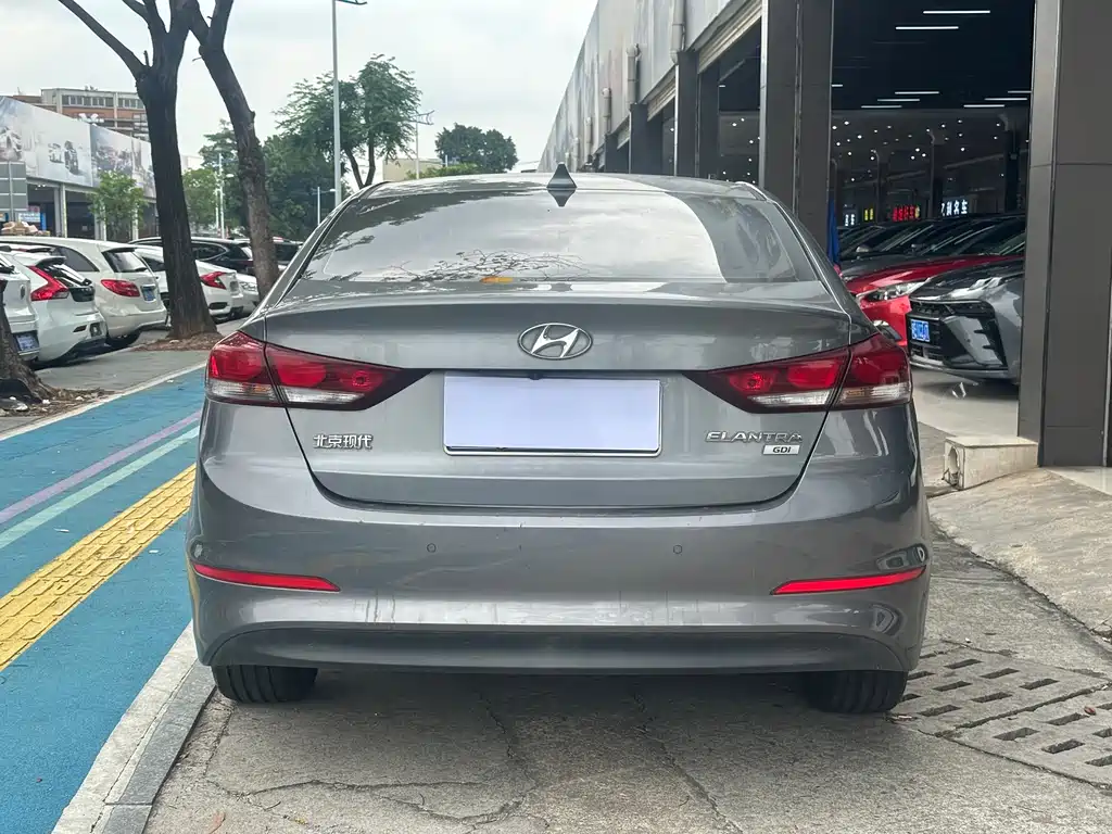 Hyundai Elantra 2018 — фото 14