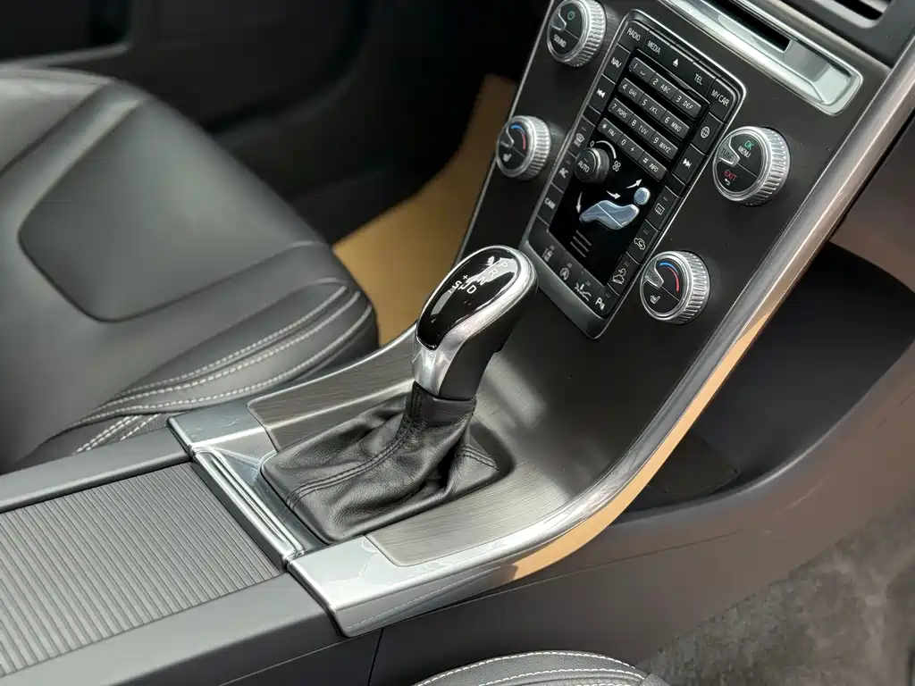 Volvo XC60 2015 — фото 14