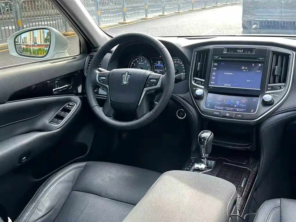 Toyota Crown 2017 — фото 10