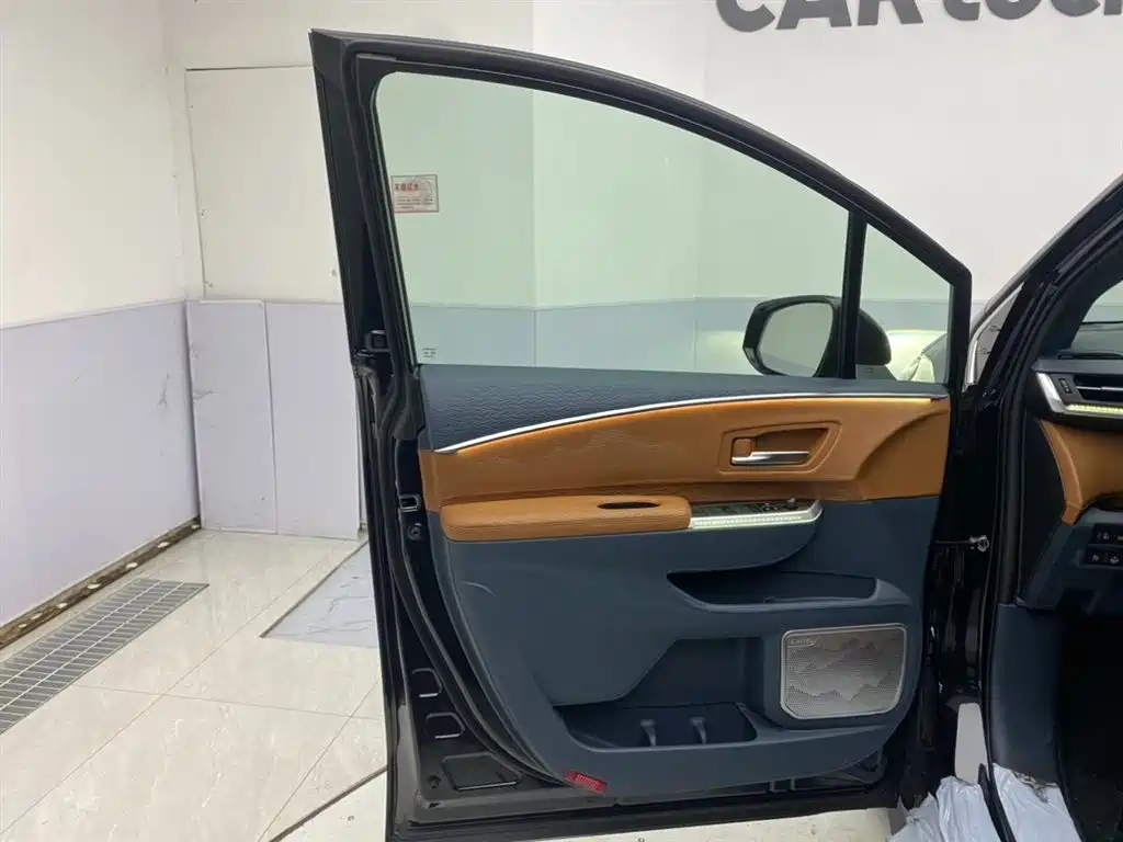 Toyota Granvia — фото 18