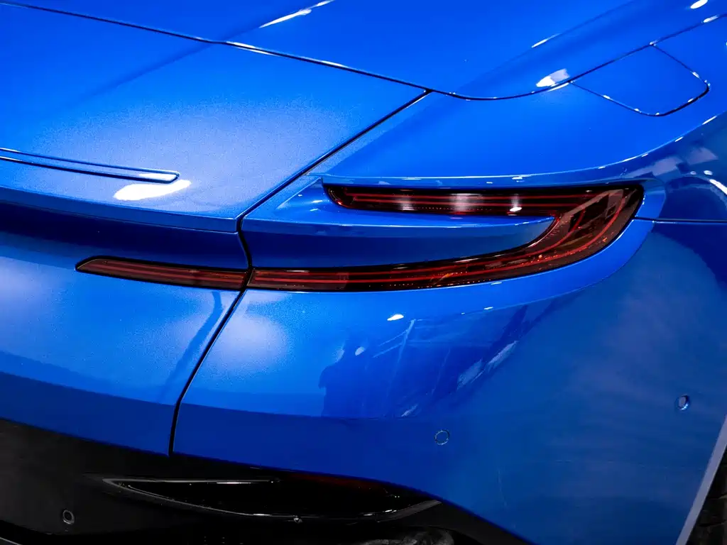 Aston Martin DB11 2019 — фото 15