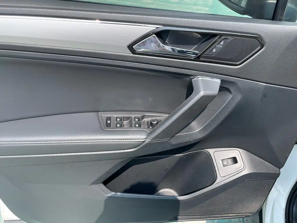 Volkswagen Tiguan L Plug-In Hybrid 2021 — фото 7