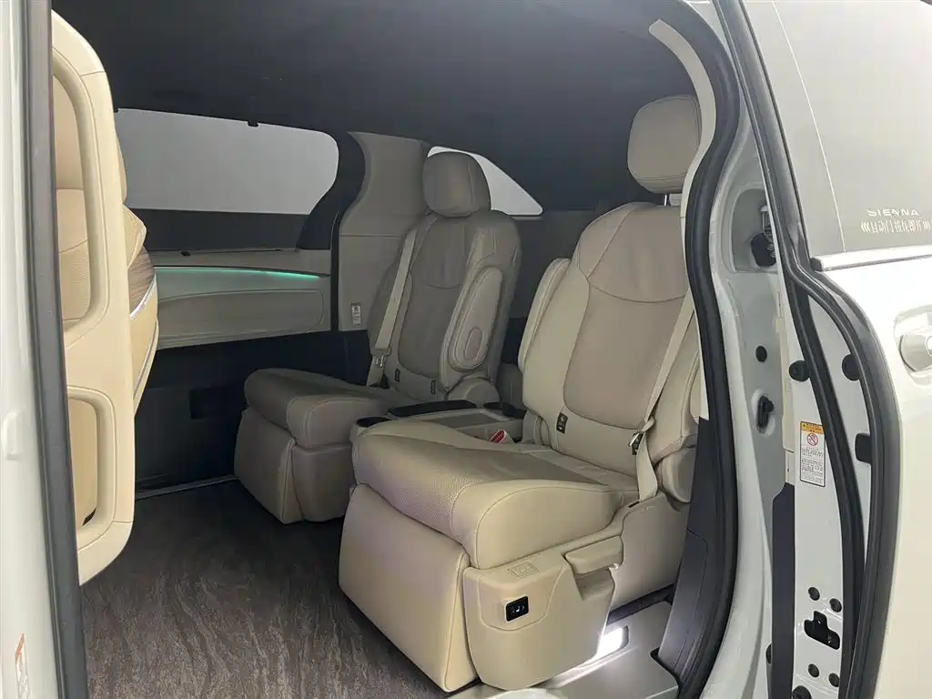 Toyota Sienna 2022 — фото 15
