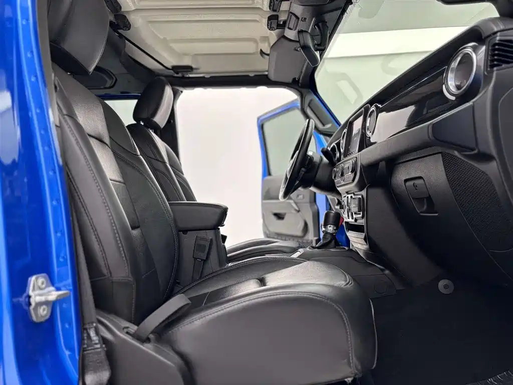 Jeep Wrangler 2023 — фото 16