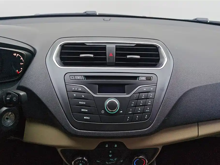 Ford Escort 2017 — фото 13