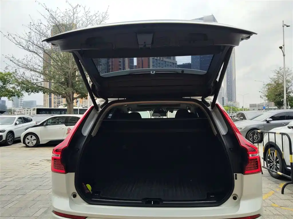 Volvo XC60 2019 — фото 19