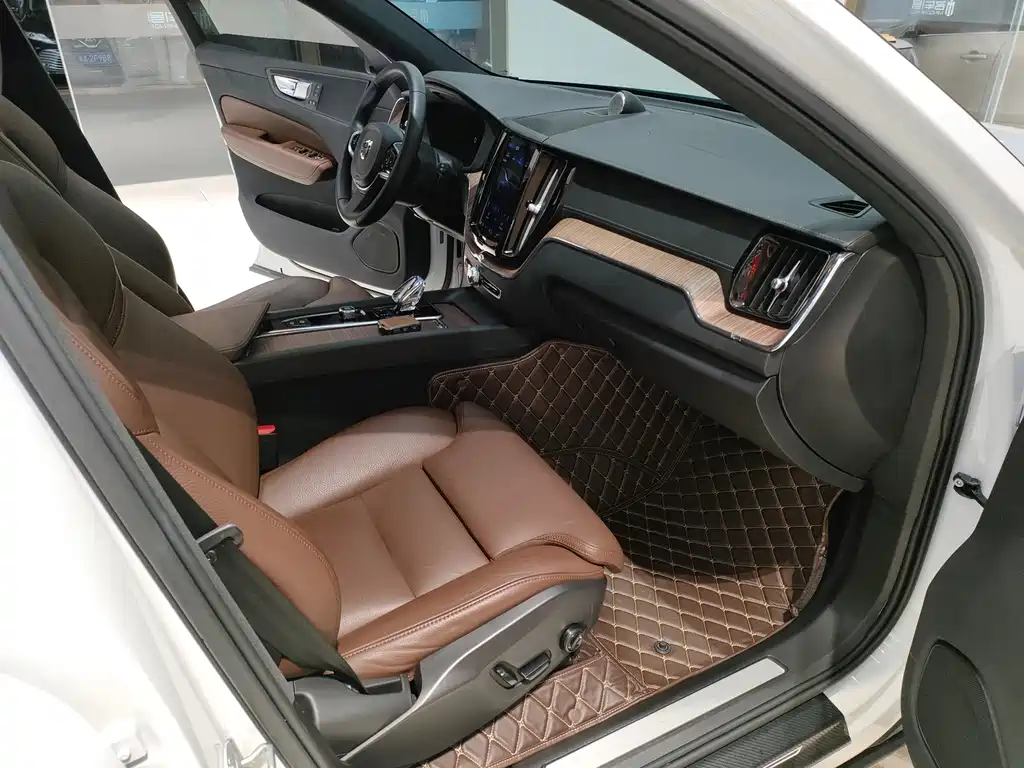 Volvo XC60 2022 — фото 10