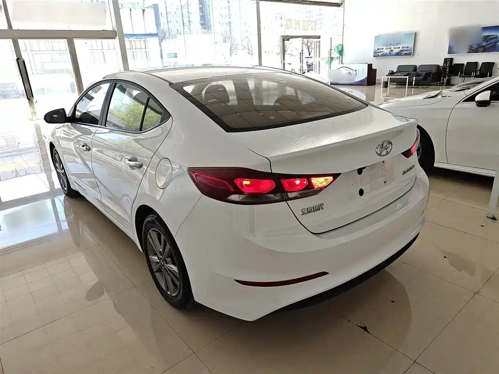 Hyundai Elantra 2018 — фото 5