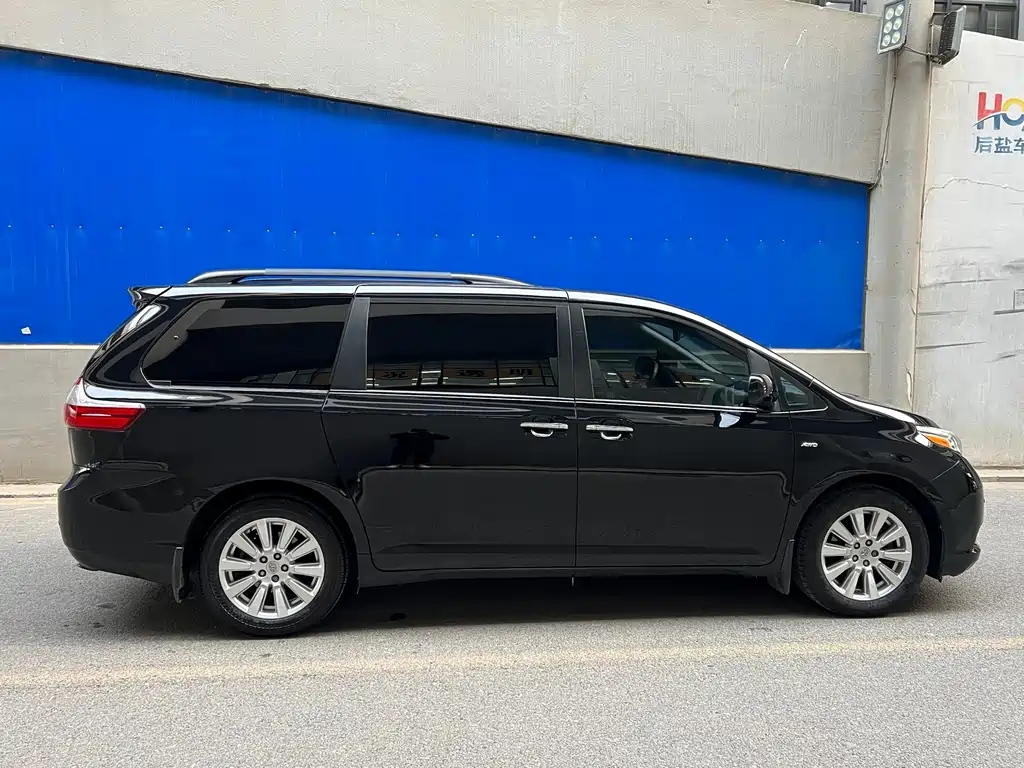 Toyota Sienna 2017 — фото 6
