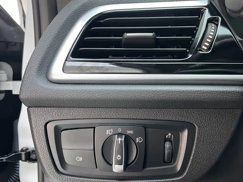 BMW 1 Series 2022 — фото 17