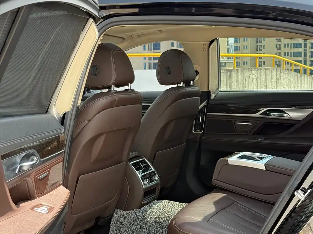 BMW 7 Series 2017 — фото 13