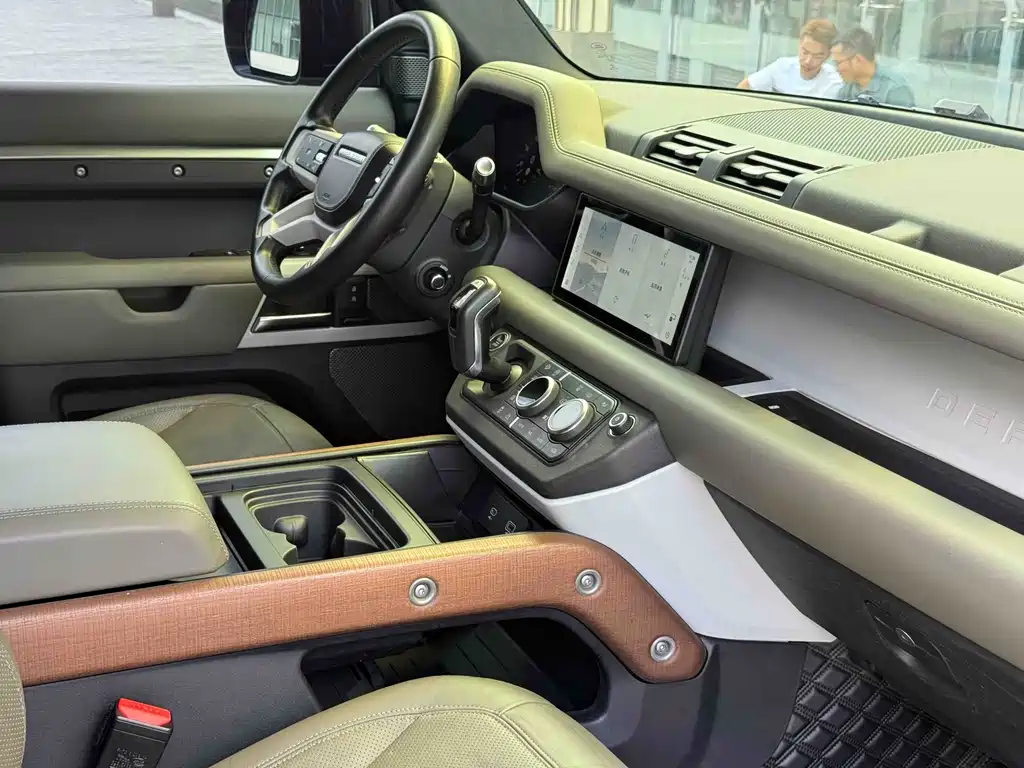 Land Rover Defender 2021 — фото 15