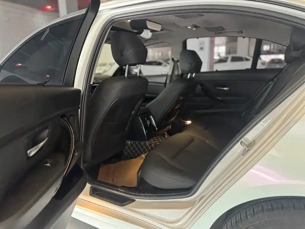 BMW 3 Series 2018 — фото 10