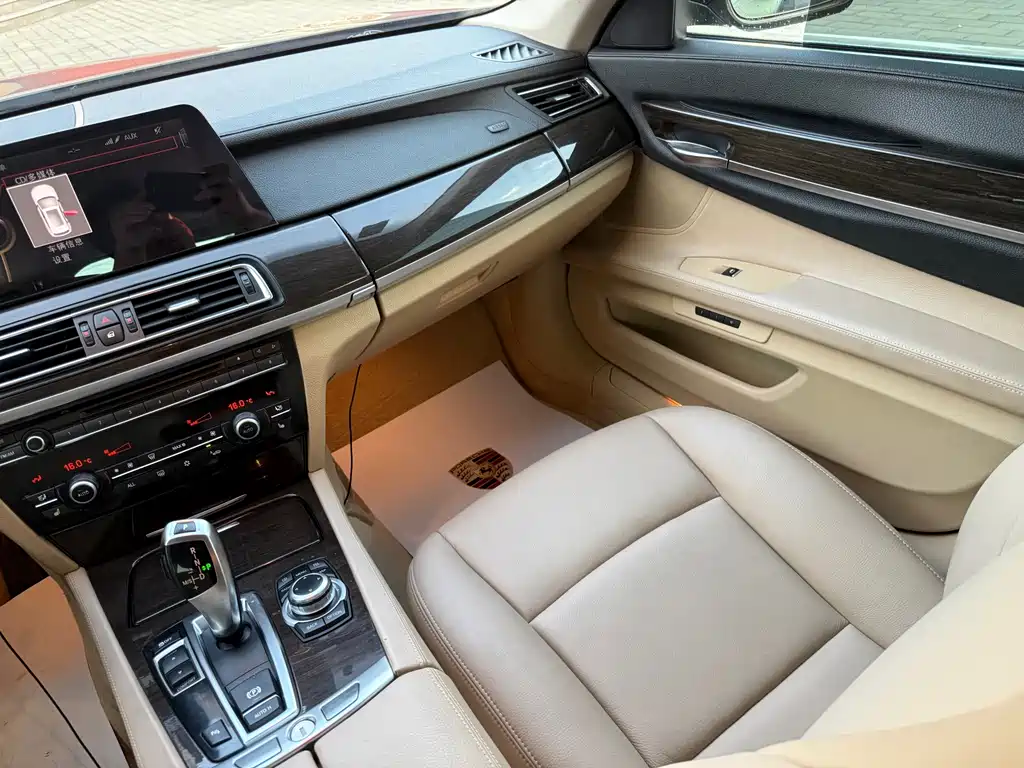 BMW 7 Series 2011 — фото 16