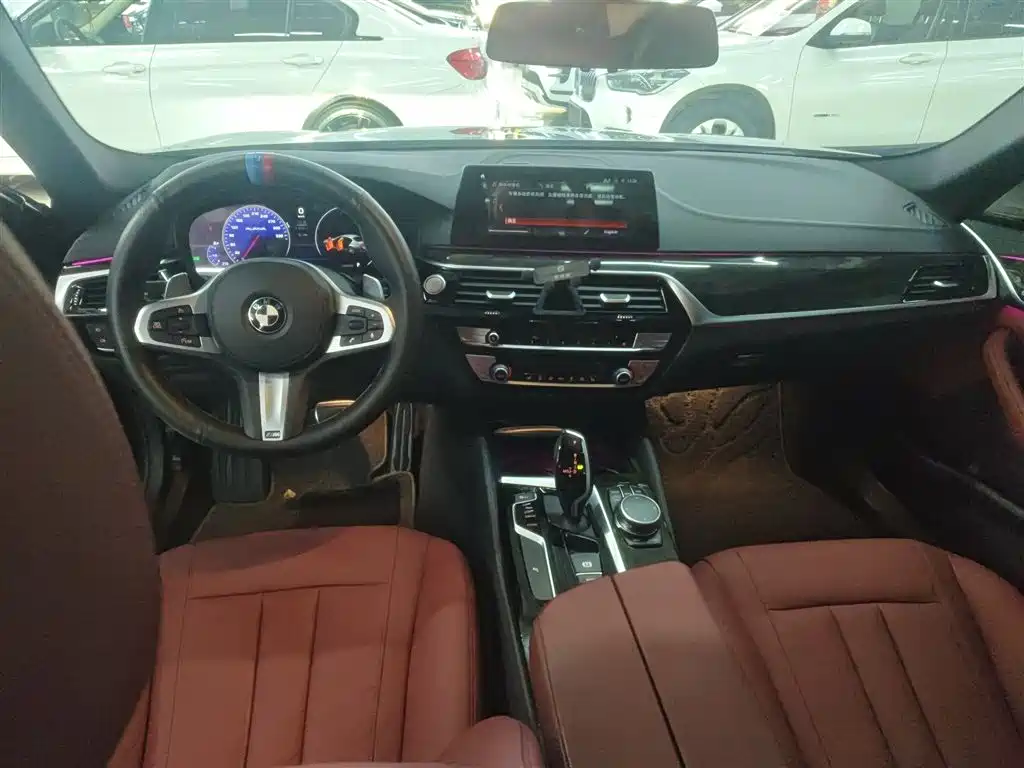 BMW 5 Series 2019 — фото 10