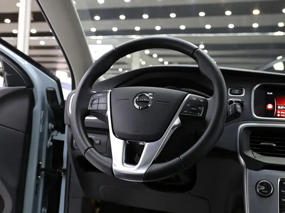 Volvo V40 2018 — фото 11