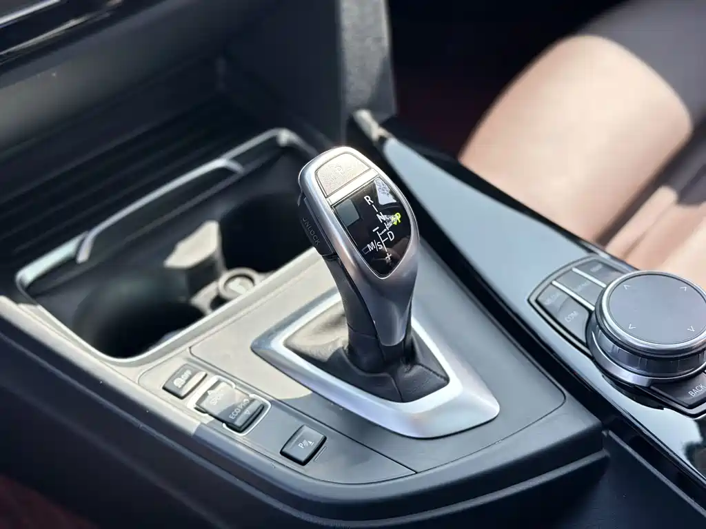 BMW 3 Series 2018 — фото 14