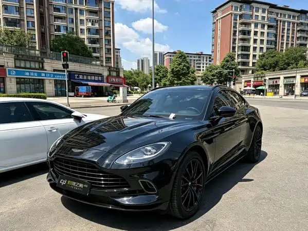 Aston Martin DBX 2022